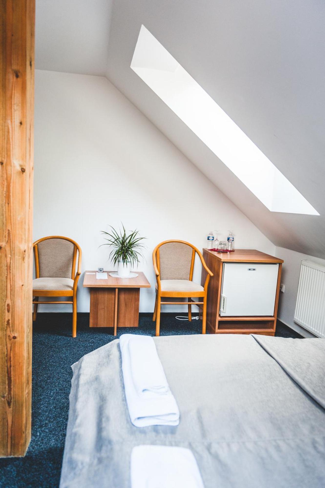 Hotel U Ceske Koruny Hradec Králové Oda fotoğraf