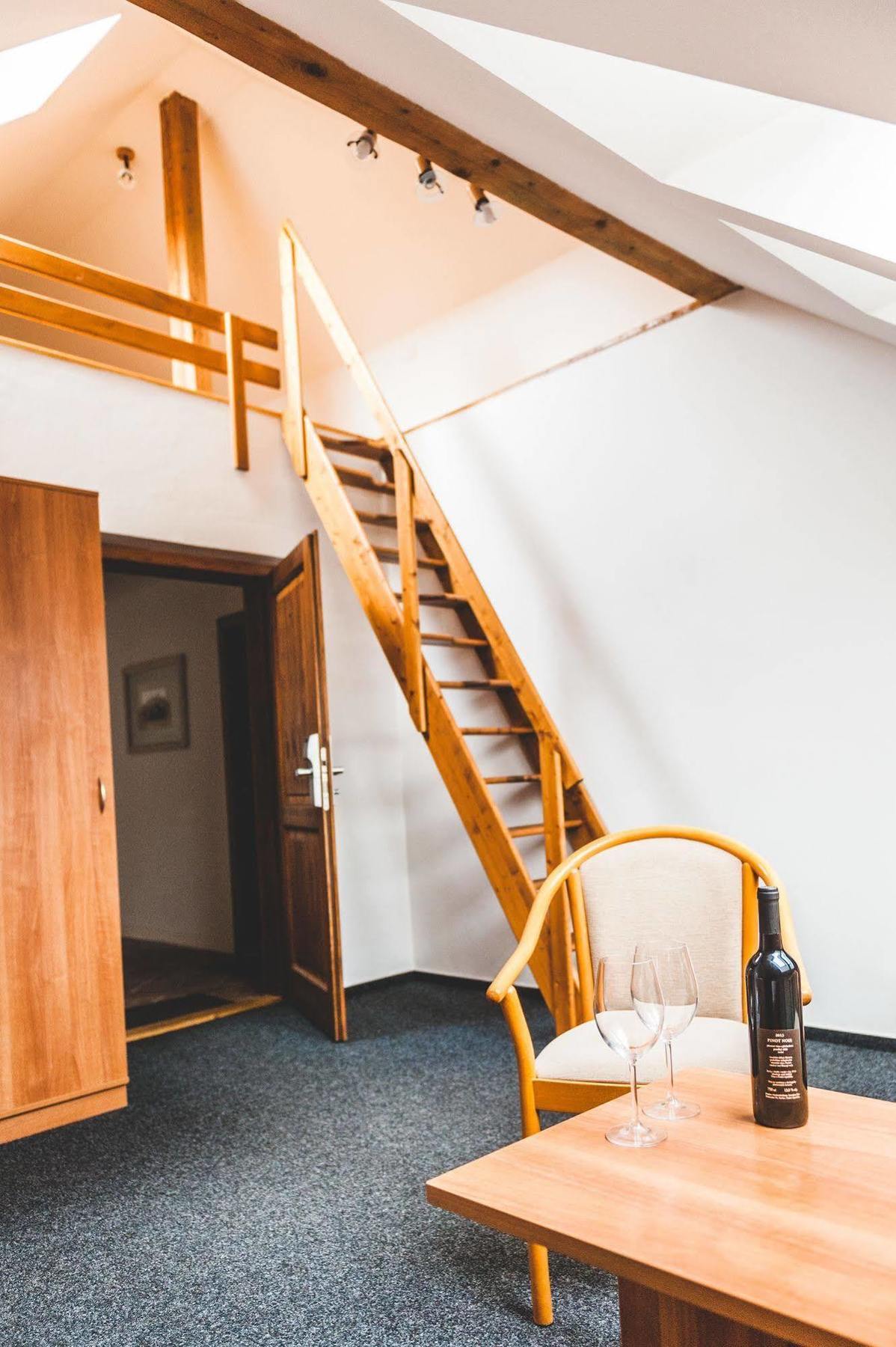 Hotel U Ceske Koruny Hradec Králové Dış mekan fotoğraf
