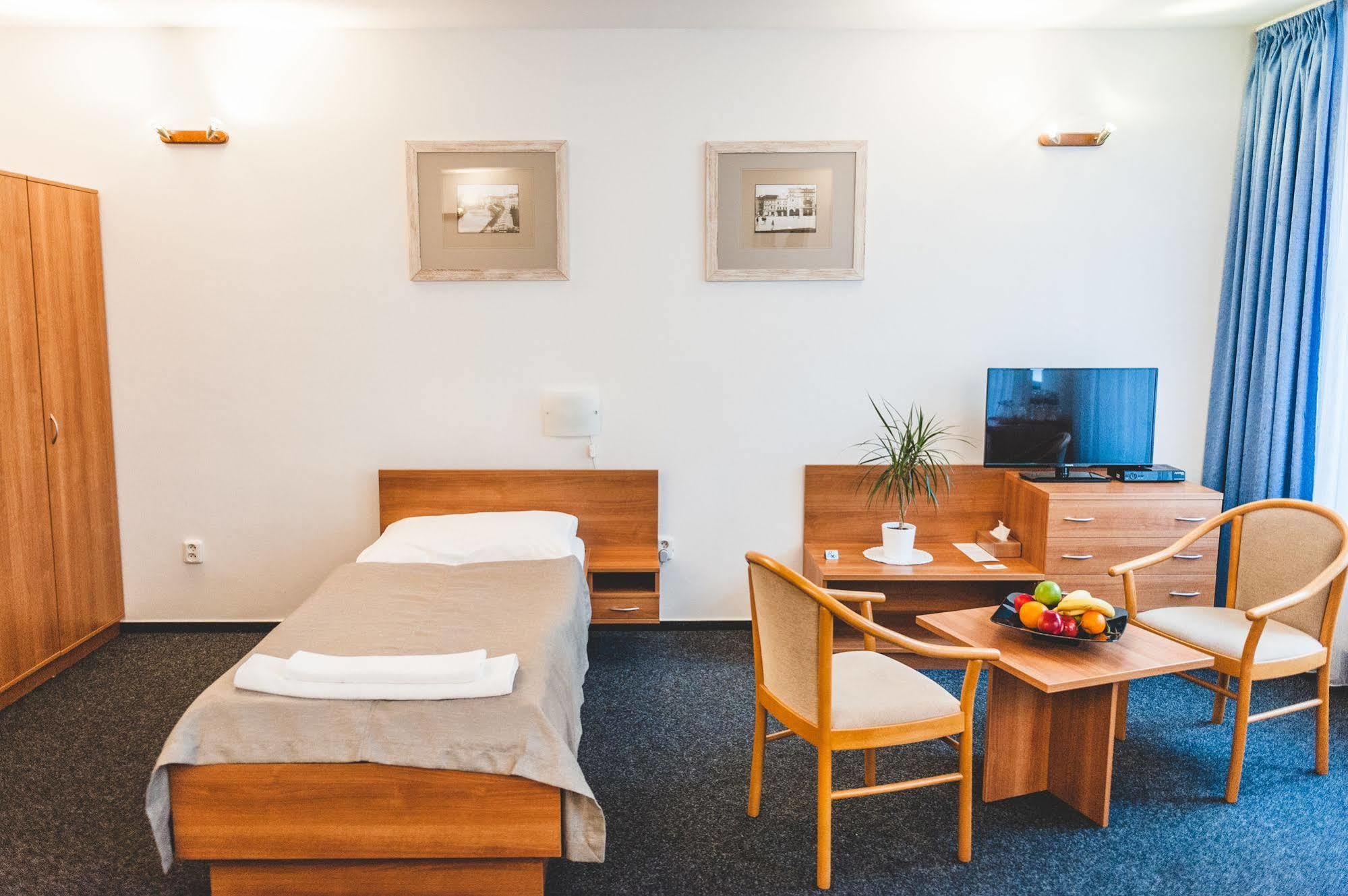 Hotel U Ceske Koruny Hradec Králové Dış mekan fotoğraf
