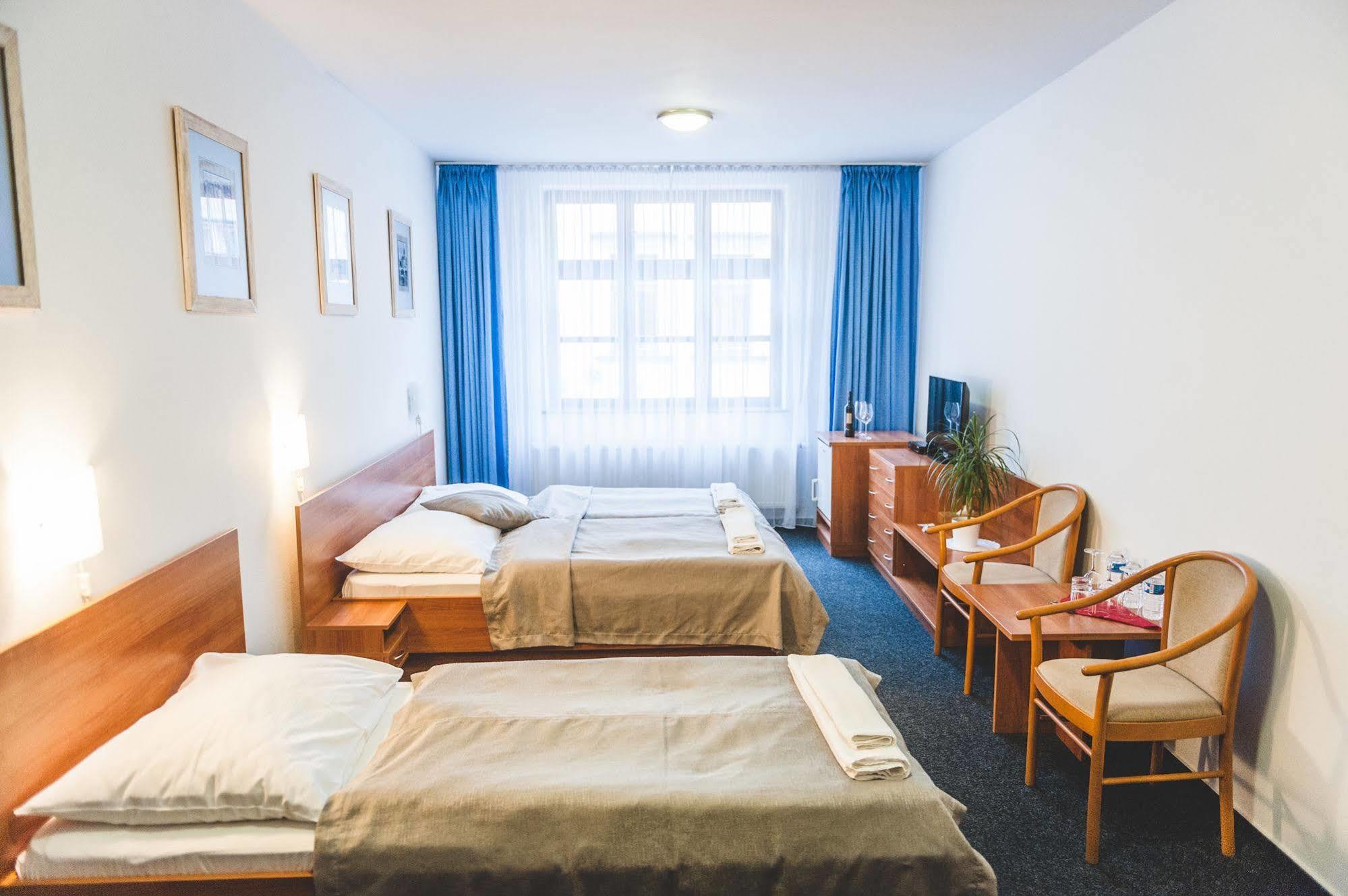 Hotel U Ceske Koruny Hradec Králové Dış mekan fotoğraf