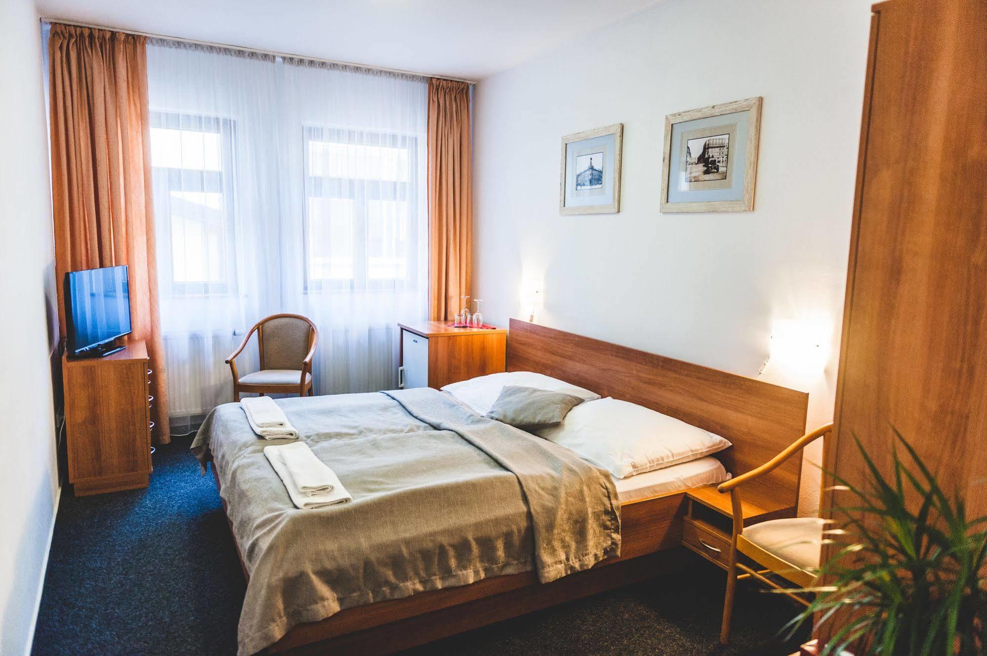 Hotel U Ceske Koruny Hradec Králové Dış mekan fotoğraf
