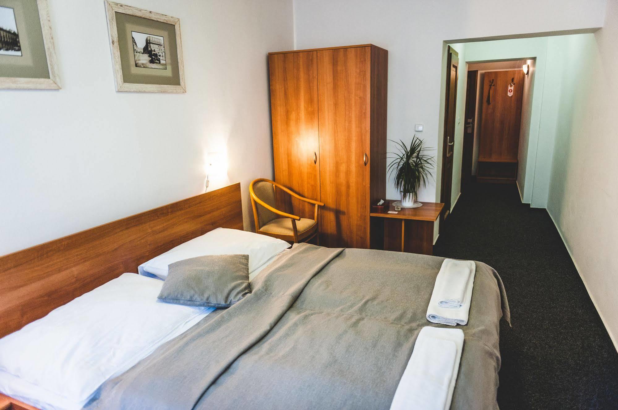 Hotel U Ceske Koruny Hradec Králové Dış mekan fotoğraf