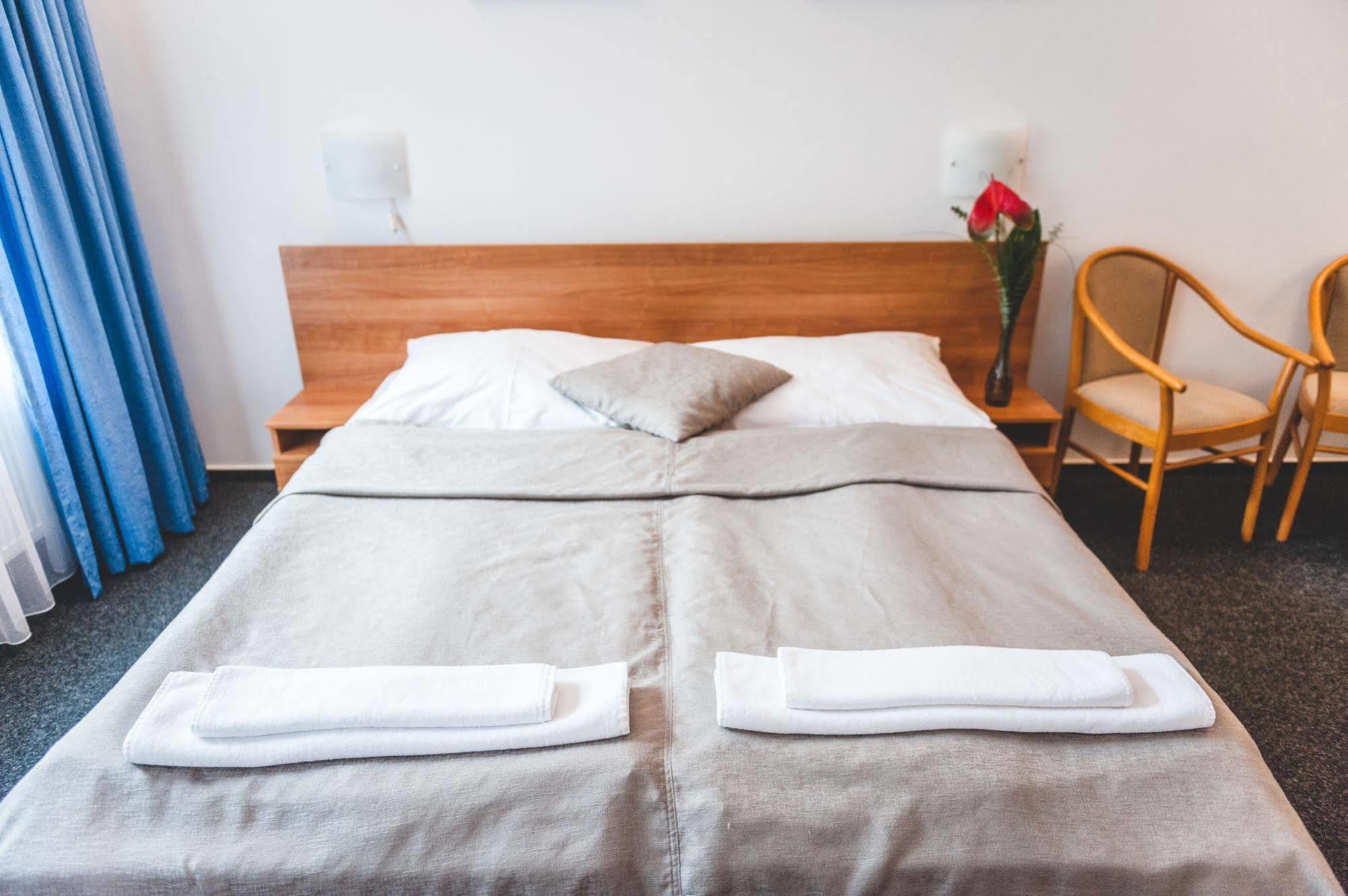 Hotel U Ceske Koruny Hradec Králové Dış mekan fotoğraf